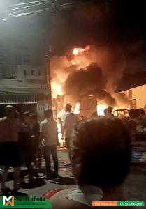 Cháy bãi phế liệu 1.000 m2 cạnh khu dân cư ở TP HCM